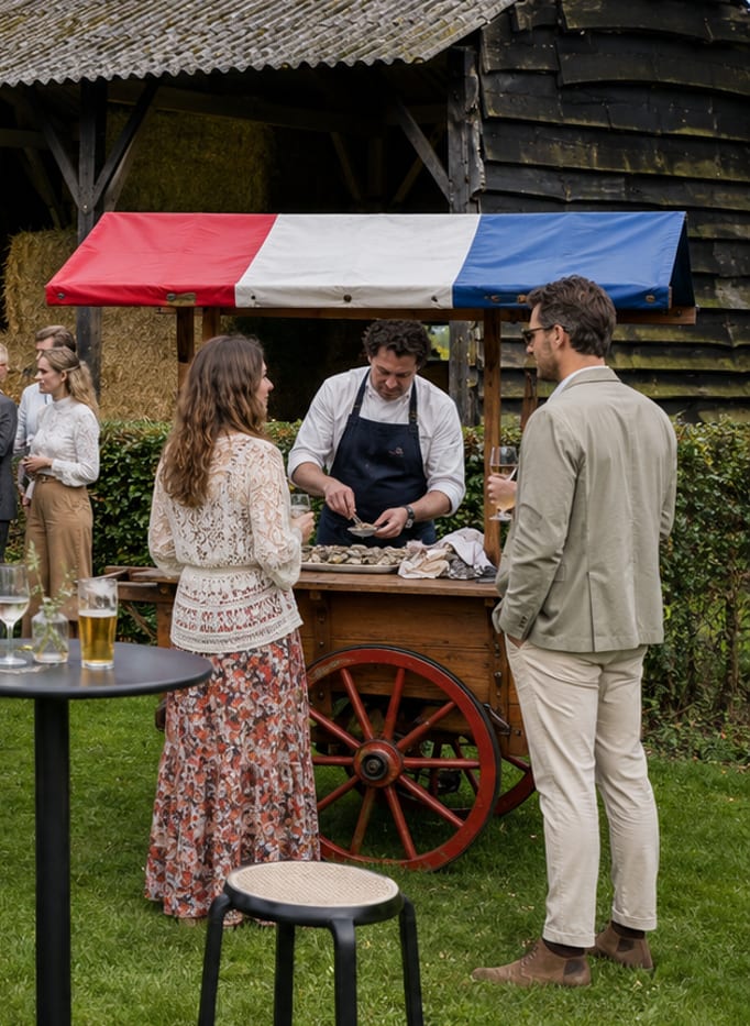 Chef serveert verse oesters vanuit de Oer-Hollandse Haringkar