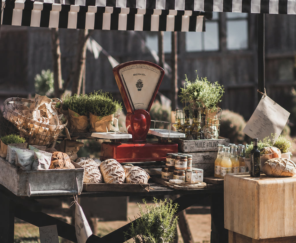 Het Anti-Pasti Station met brood, kazen, kruiden en kleine happen