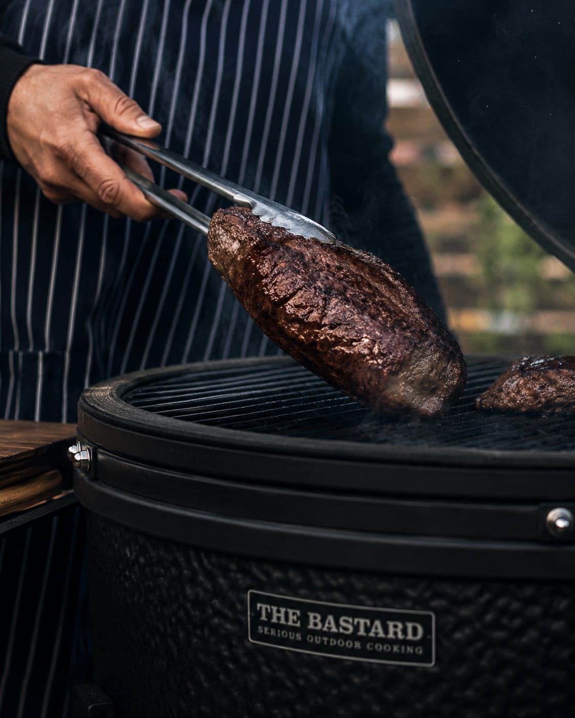 Vlees van de kamado wordt van het rooster gehaald