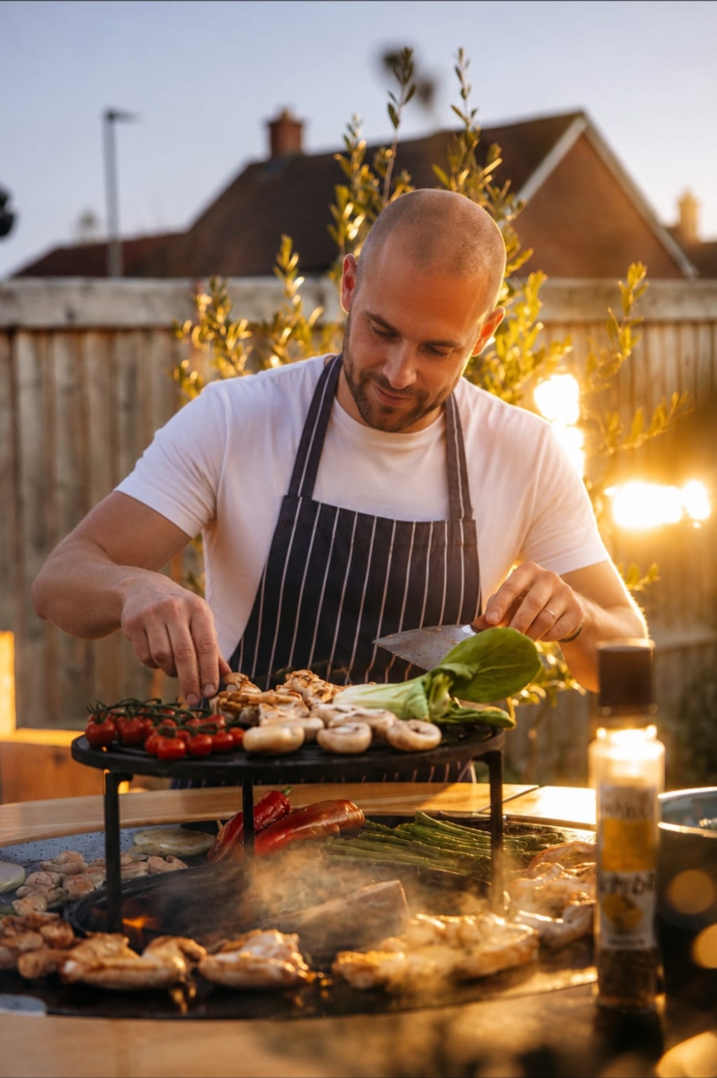 Chef grilt groenten, garnalen en kip op de plancha tijdens het gouden uur