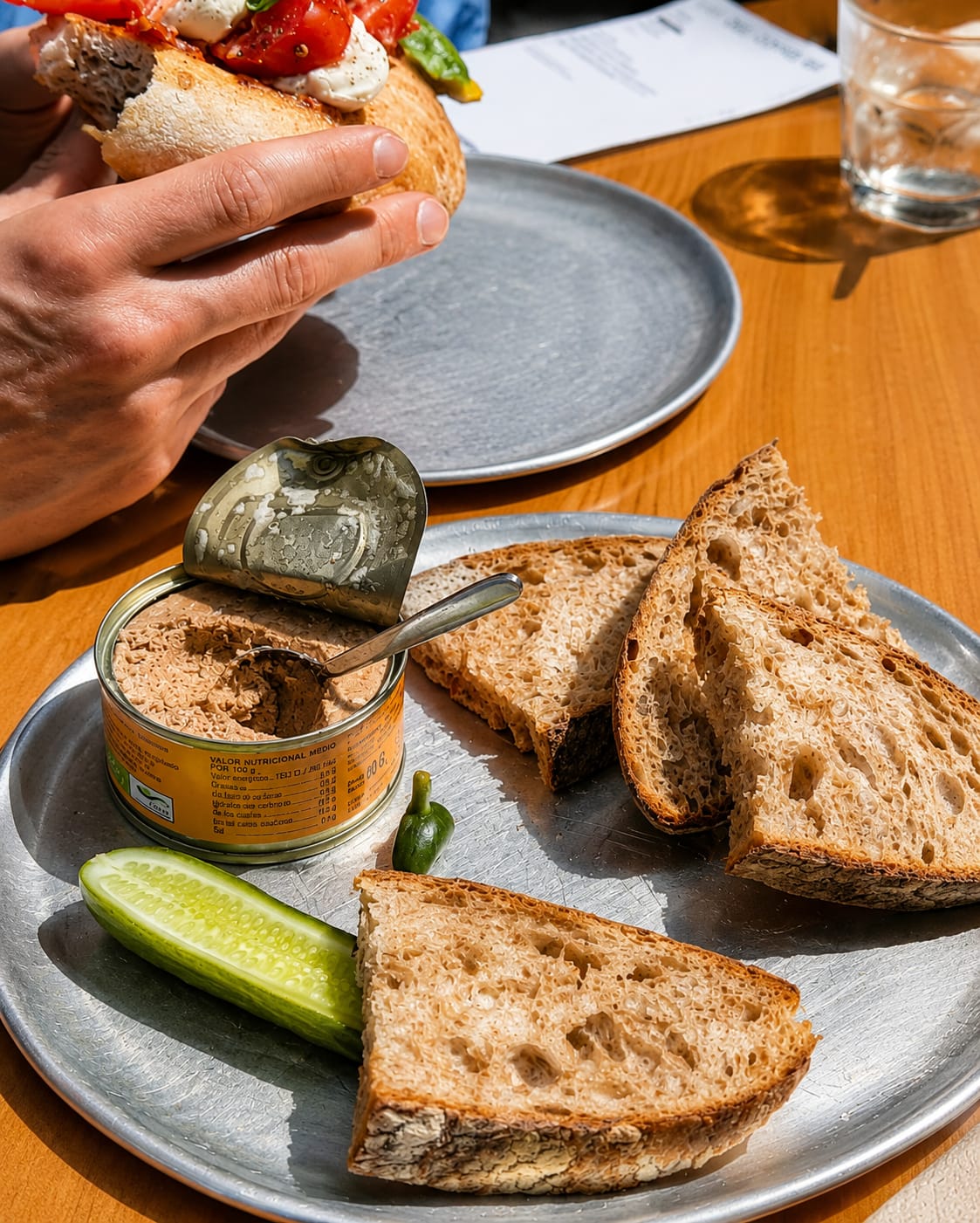 Ambachtelijk brood en paté geserveerd aan tafel