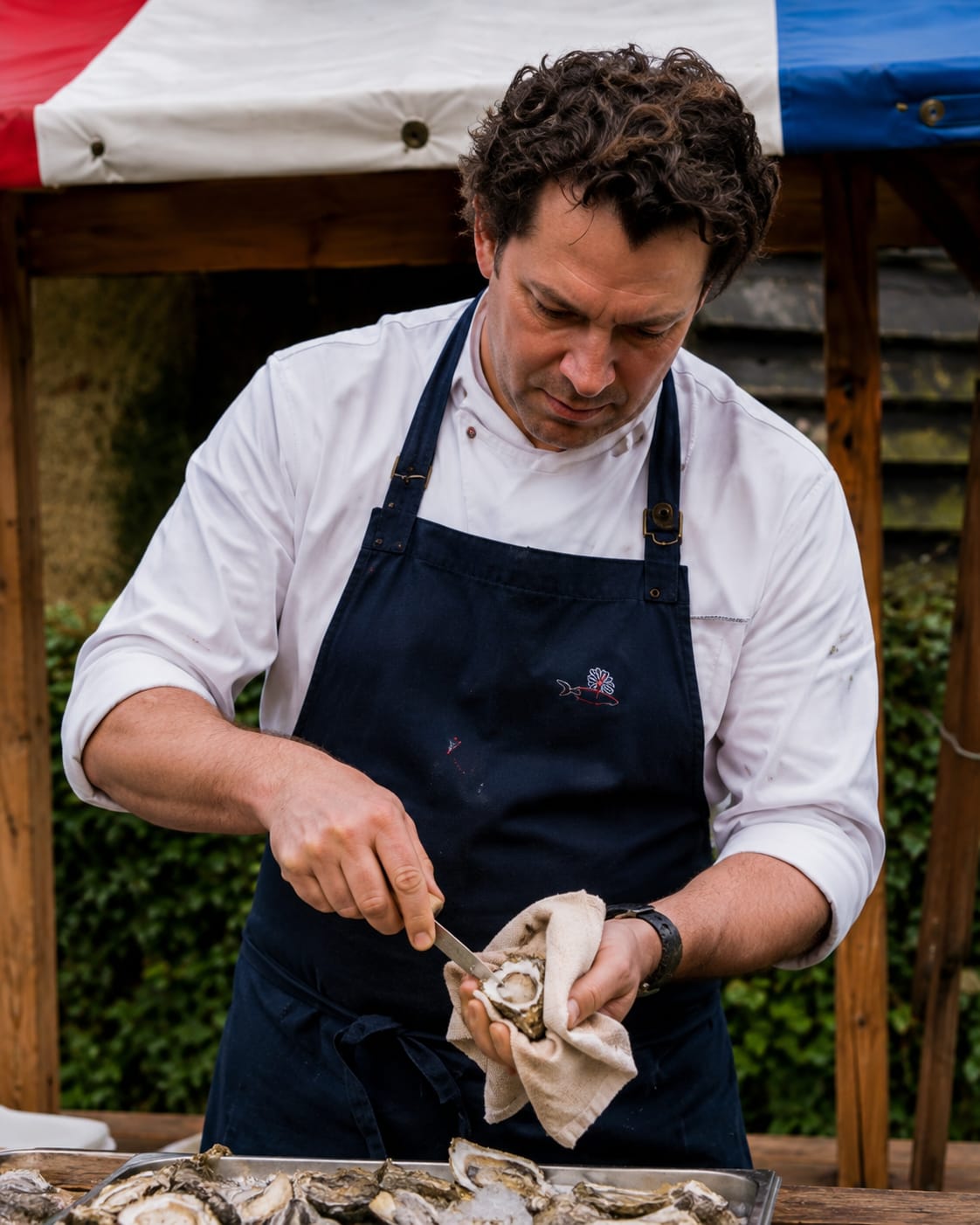 Chef opent verse oesters aan de Oer-Hollandse Haringkar