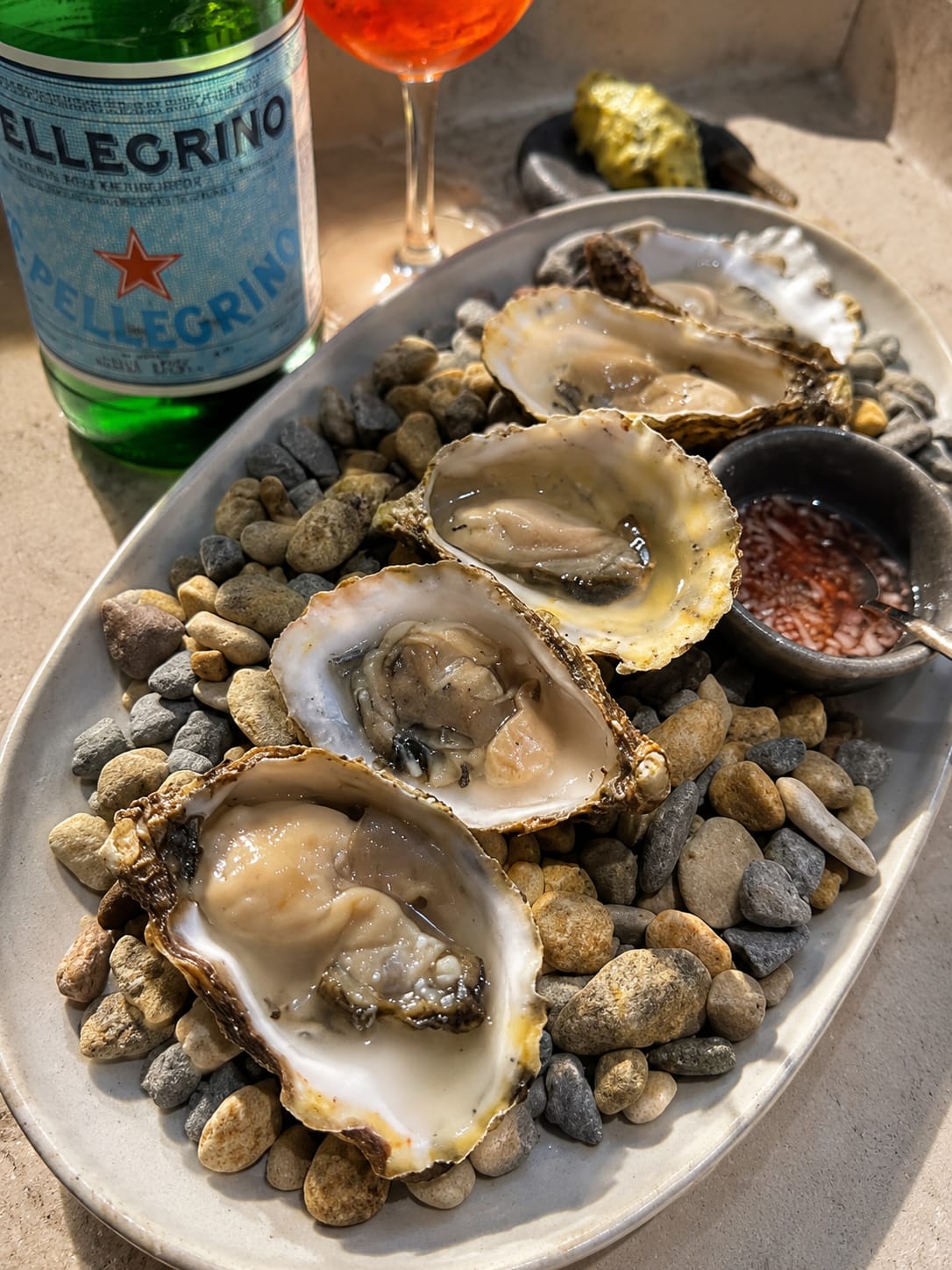 Verse oesters gepresenteerd op kiezels tijdens een zomers event