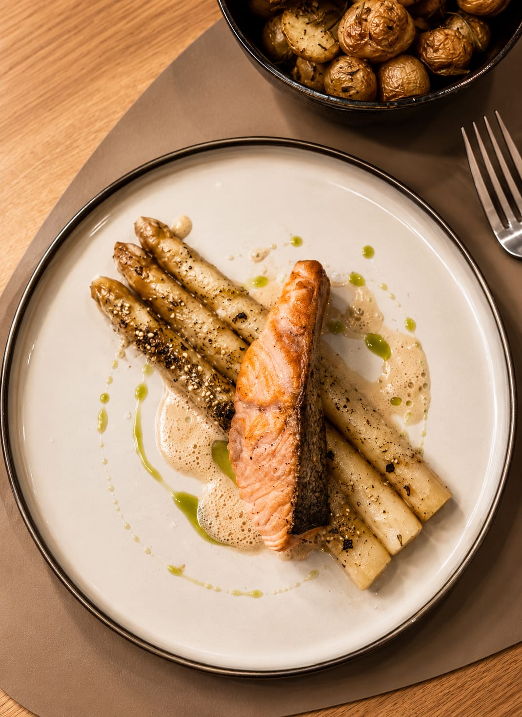 Zalm met gegrilde witte asperges en aardappeltjes